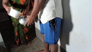 पड़ोस वाली भाभी को दूध की मिठाई खिलाने के बहाने से चोदा ! साफ हिंदी आवाज में Videos